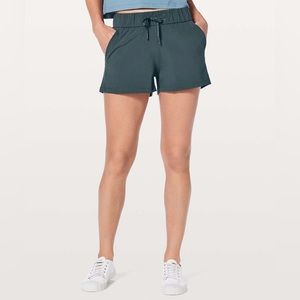 lululemon On The Fly Short - 2.5” - size 6